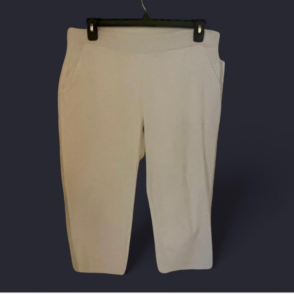 QVC Susan Graver Weekend
Premium Stretch Pull-On white
Capri Leggings size L